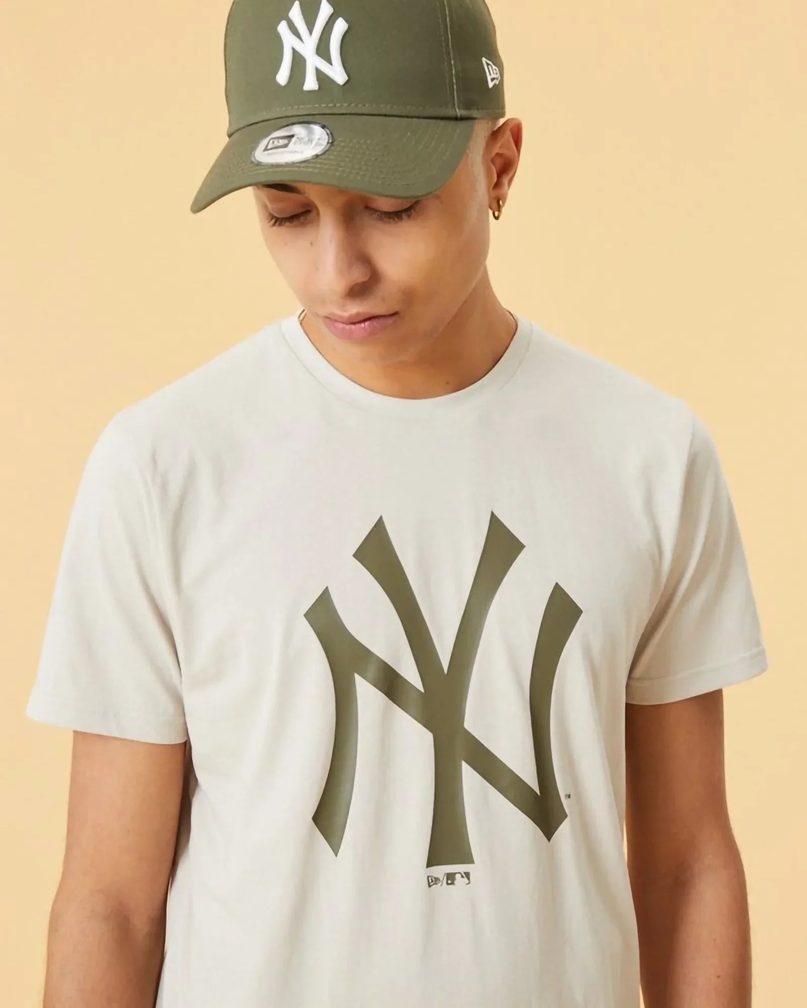 New Era New York Yankees Metallic Graphic Logo Tee White